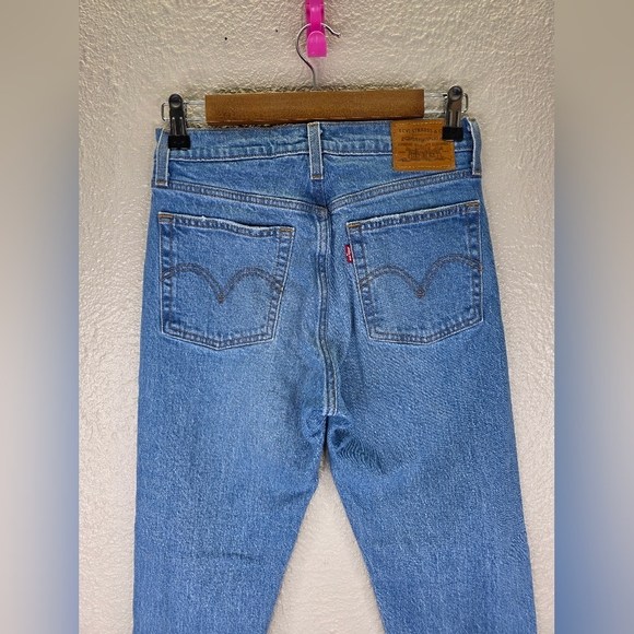 Levi's Wedgie Fit Women's Button Fly Classic Distressed Jeans Raw Hem Size 25 - Picture 7 of 16